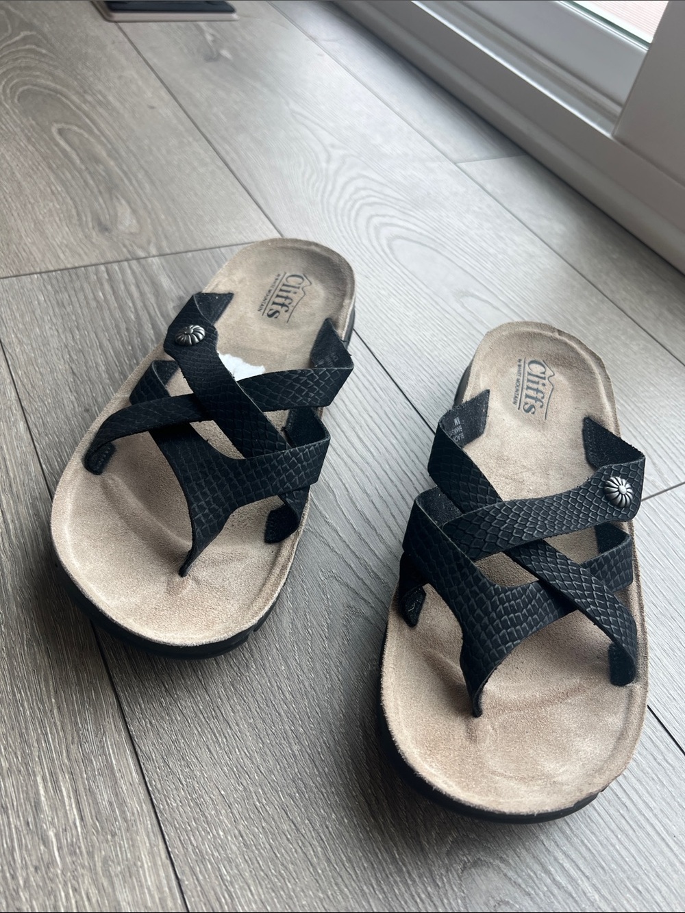 Cliffs by WHITE MOUNTAIN Black Textured Crisscross Kids Sandals